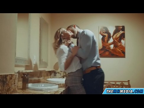 ❤️ Når en barmfagre blondine forfører deg på et offentlig toalett ❤ Pornovideo hos oss ﹏